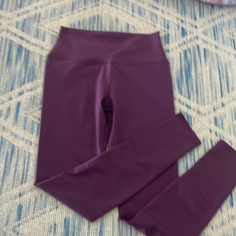 NWOT Alo Leggings Airbrush in Plum